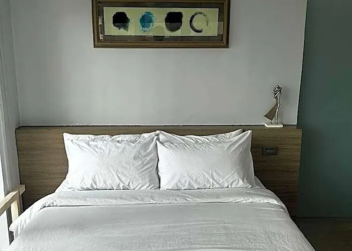 Hotel Oasis Regency@fort Victoria 3*